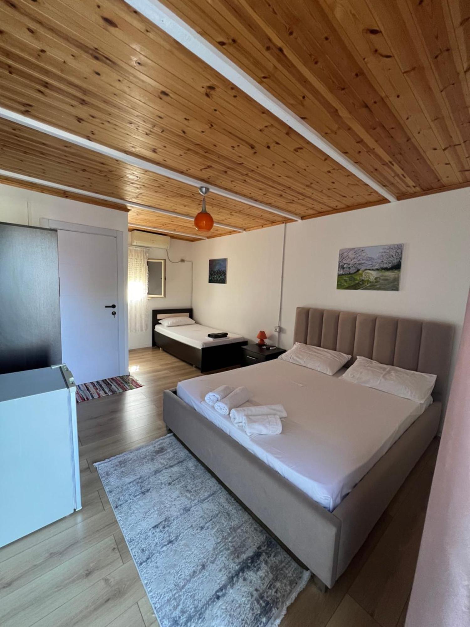 Nili Hotel Vlore Exterior photo